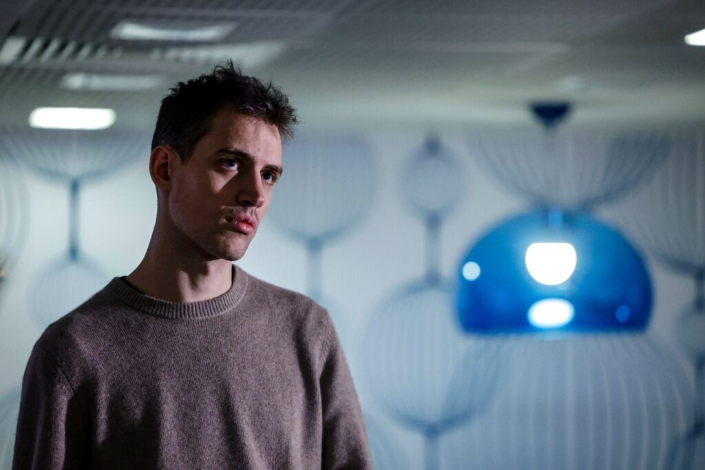 découvrez arthur mensch, la figure discrète mais influente de l'intelligence artificielle en france, reconnu comme l'anti-star qui révolutionne le domaine tout en restant à l'écart des projecteurs.