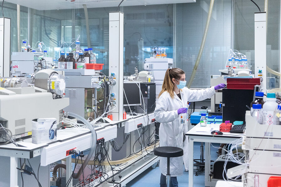 découvrez comment l’intelligence artificielle révolutionne la découverte pharmaceutique, accélérant la mise au point de nouveaux médicaments et optimisant les processus de recherche en santé.