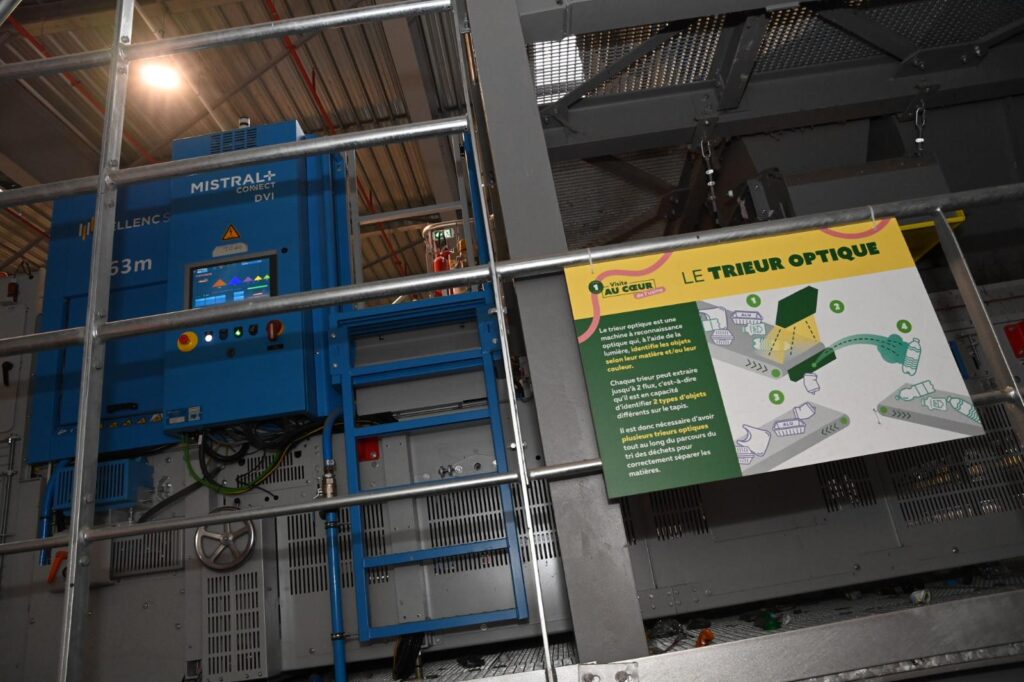 découvrez l'efficacité d'un centre de tri automatisé à firminy : immersion au cœur d'une technologie innovante pour un recyclage optimisé et respectueux de l'environnement.