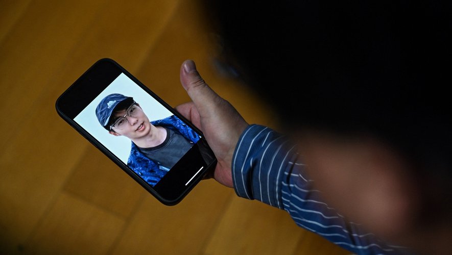 découvrez comment l'intelligence artificielle utilise des données et souvenirs pour préserver la mémoire des défunts, et offrir de nouveaux moyens de se souvenir de nos proches disparus.