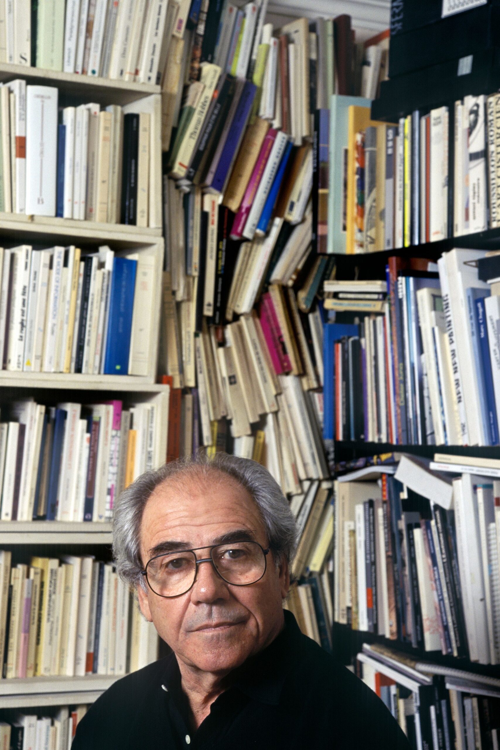 découvrez jean baudrillard, philosophe visionnaire dont les idées précédaient l'ère de l'intelligence artificielle, explorant la société, la réalité et la simulation.