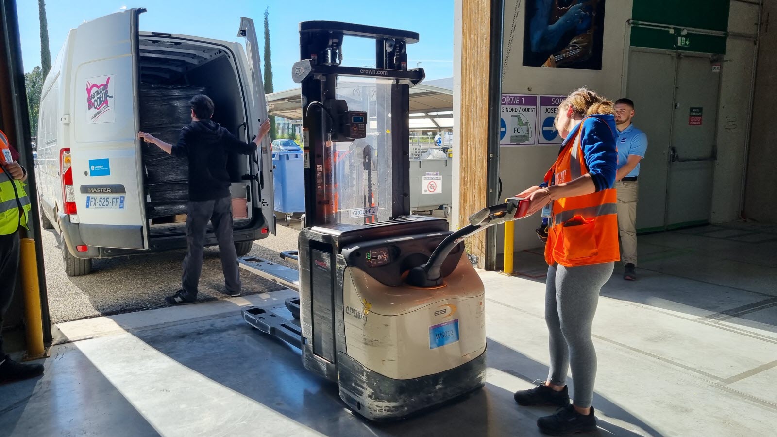 découvrez comment amazon montélimar a doublé son activité pendant les fêtes grâce à l'intégration de l'ia et le renfort des équipes, assurant ainsi une logistique optimisée et des livraisons rapides.