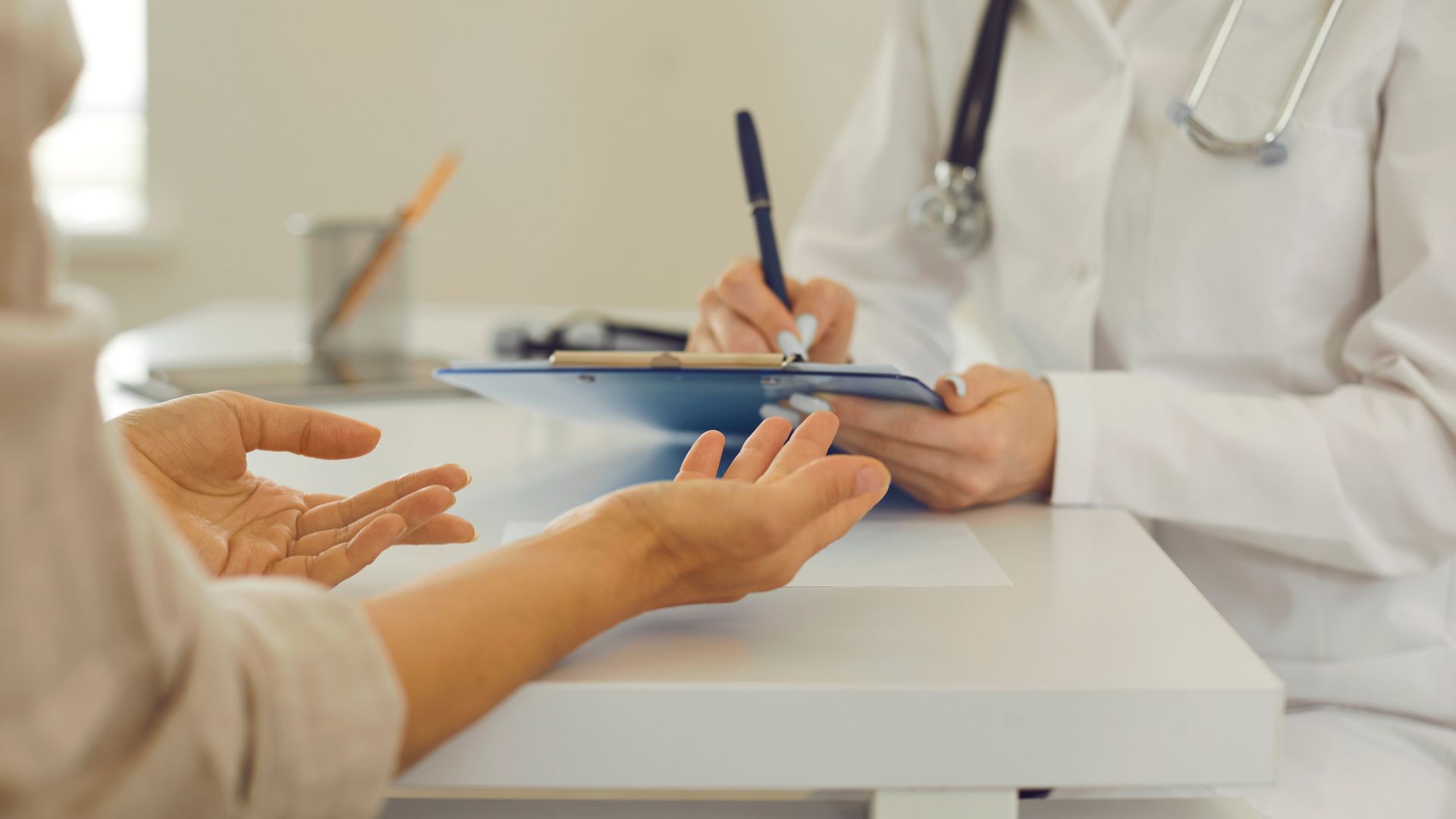 découvrez comment un assistant ia innovant aide à réduire la charge administrative des médecins, leur permettant de se concentrer davantage sur les soins aux patients.