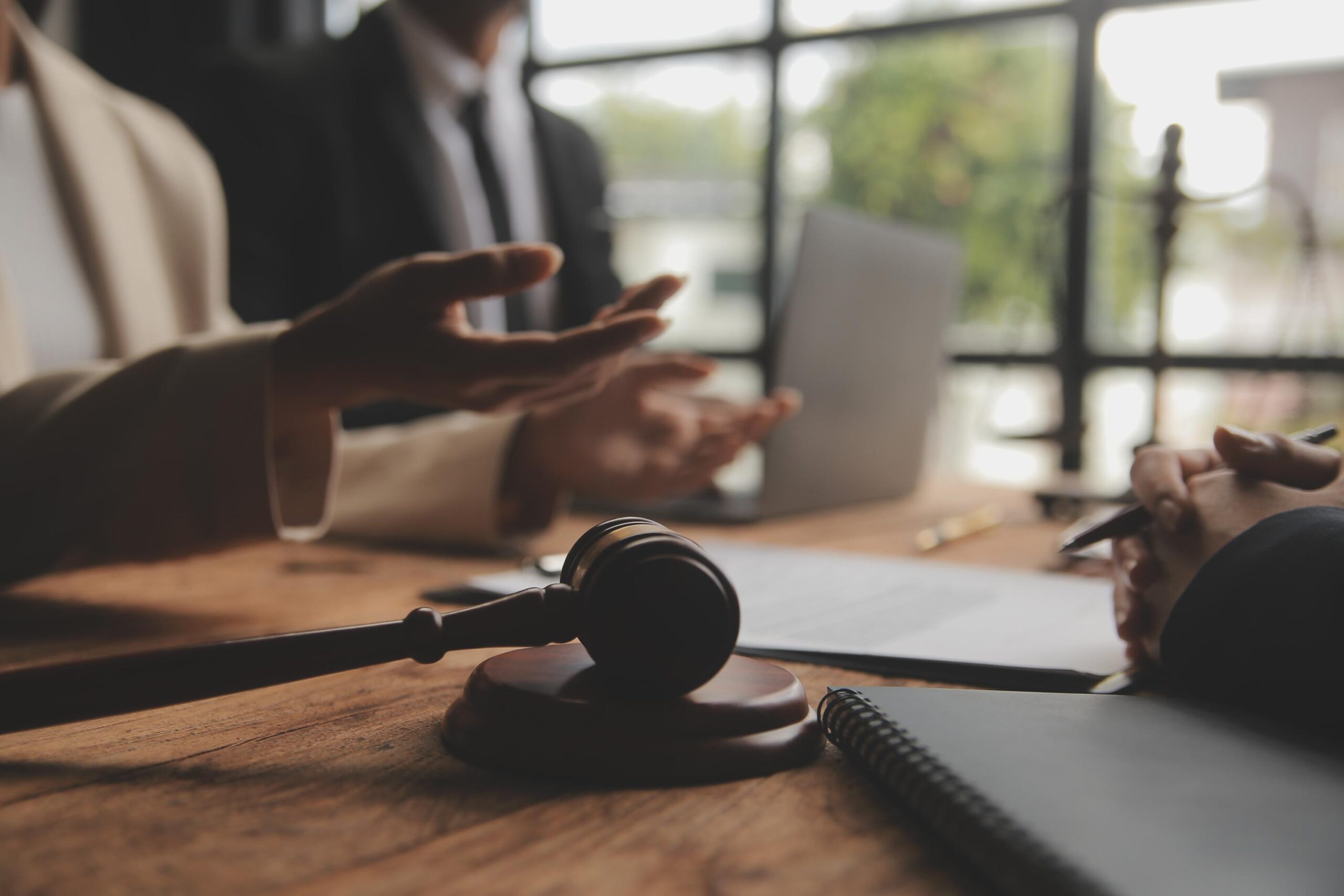 découvrez comment un avocat a été sanctionné pour avoir présenté des conclusions fictives impliquant une intelligence artificielle, et les conséquences juridiques associées.