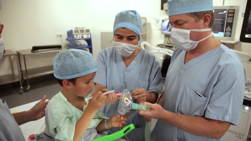 découvrez le doudou intelligent à l'hôpital lenval, conçu pour apaiser et accompagner les enfants durant leur séjour. une innovation technologique au service du bien-être enfantin.