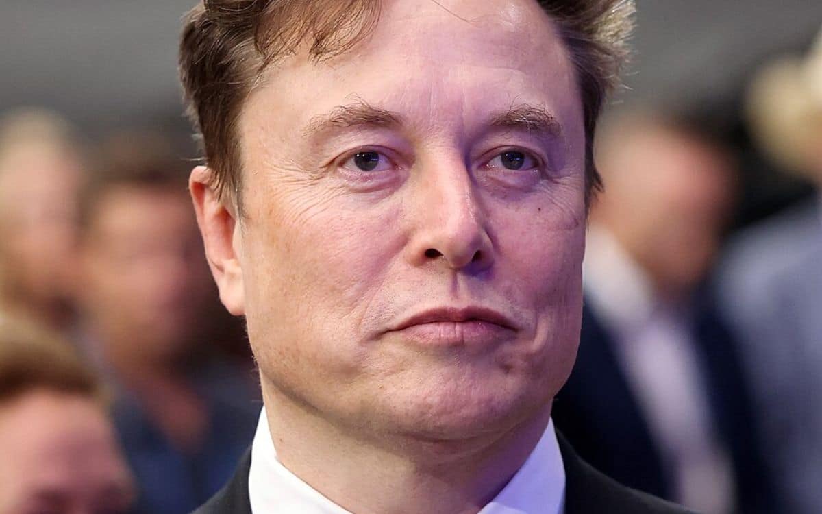 elon musk annonce un report de l'arrivée de l'intelligence artificielle générale à 2026, réévaluant les attentes sur les avancées technologiques majeures.
