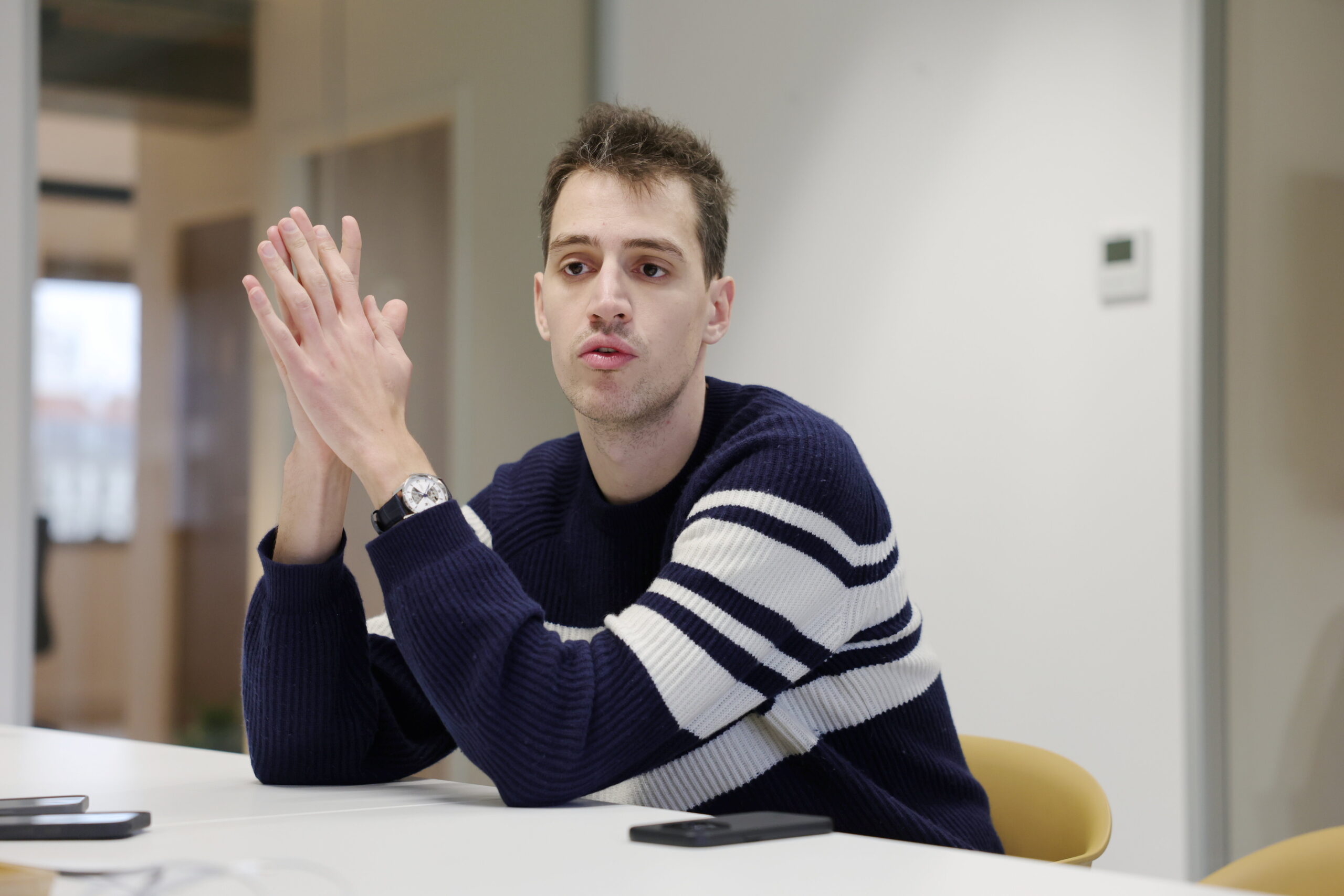 découvrez arthur mensch, prodige français de l'intelligence artificielle, passionné par l'innovation et les technologies de demain.