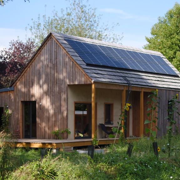 découvrez comment un millier d'intelligences artificielles collaborent pour bâtir un village futuriste, alliant technologie et innovation pour créer un habitat durable.