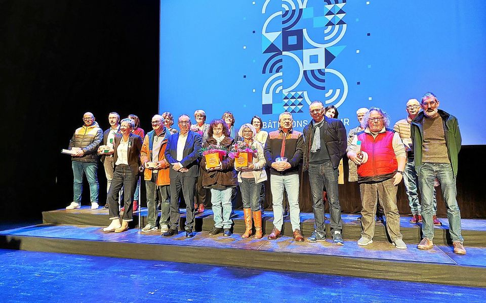 découvrez comment le maire de piolenc utilise l'intelligence artificielle pour des vœux municipaux innovants et connectés avec les citoyens.